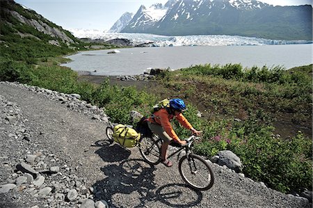 Femme faire de la bicyclette sur le sentier jusqu'au Glacier de Spencer, forêt nationale de Chugach, Kenai péninsule, centre-sud de l'Alaska, l'été Photographie de stock - Rights-Managed, Code: 854-03739613