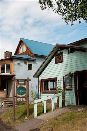 View of Lancaster's Backpacker Hotel in the town of McCarthy, Wrangell-St.Elias National Park & Preserve, Southcentral Alaska, Summer Fotografie stock - Rights-Managed, Codice: 854-03739639