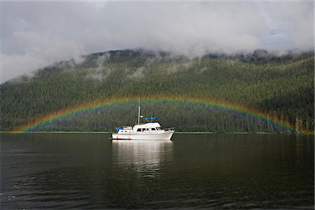 PRView of rainbow arching over a charter boat in Windfall Harbor at Admiralty Island National Monument on Admiralty Island in Tongass National Forest, Inside Passage, Southeast Alaska, Summer Foto de stock - Con derechos protegidos, Código: 854-03739680