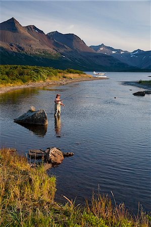 profond - Mouche de pêcheur à la ligne de pêche dans la baie de Bristol dans la soirée près de Crystal Creek Lodge avec un hydravion amarré dans le fond, saumon, sud-ouest de l'Alaska, l'été Photographie de stock - Rights-Managed, Code: 854-03739731