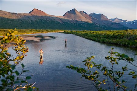 sud-ouest - Les pêcheurs mouche de pêche dans la baie de Bristol dans la soirée près de Crystal Creek Lodge avec un hydravion amarré dans le fond, saumon, sud-ouest de l'Alaska, l'été Photographie de stock - Rights-Managed, Code: 854-03739732
