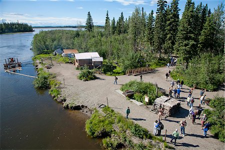 fairbanks - Tourists on Riverboat Discovery tour walk about Indian village along Chena River, Fairbanks, Interior Alaska, Summer Fotografie stock - Rights-Managed, Codice: 854-03739781