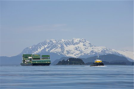 simsearch:854-03739787,k - Ein Schlepper zieht ein Lastkahn Kreuzfahrt durch die Inside Passage auf seinen Weg in den Süden von Skagway, Alaska. Lynn Canal, Alaska Marine Lines. Stockbilder - Lizenzpflichtiges, Bildnummer: 854-03739855