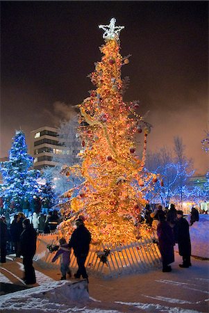 Vue nocturne sur un arbre de Noël allumé sur la place de la ville de Anchorage avec les gens au centre-ville, centre-sud de l'Alaska, hiver Photographie de stock - Rights-Managed, Code: 854-03739909
