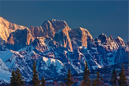 Alpenglow lever du soleil sur la dent d'orignaux dans le centre-sud l'Alaska Range, parc d'état de Denali, Alaska, printemps Photographie de stock - Rights-Managed, Code: 854-03739949