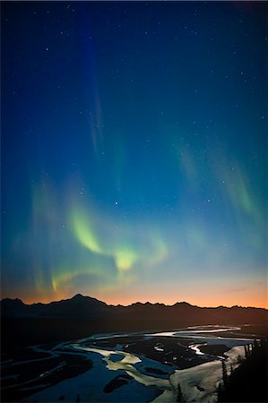 simsearch:854-03739681,k - Ansicht des Northern Lights am Himmel über Southside Mount McKinley und die Alaskakette in der Dämmerung, Chulitna Fluss im Vordergrund, der Denali State Park, South Central Alaska, Frühling Stockbilder - Lizenzpflichtiges, Bildnummer: 854-03739940