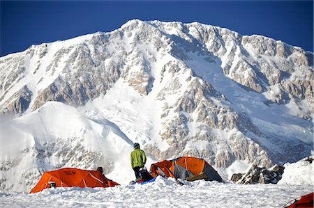 Kletterer am Kahiltna Base Camp mit dem South Face von Denali im Hintergrund, Denali Nationalpark und Reservat, Alaska Interior, Sommer Stockbilder - Lizenzpflichtiges, Bildnummer: 854-03740030