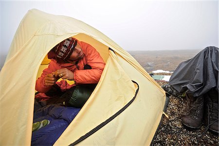 Backpacker in einem Zelt sitzt und wartet, schlechtem Wetter eine alpine Camp unter Mt. Chamberln, Brooks Range, ANWR, Arktis, Alaska, Sommer Stockbilder - Lizenzpflichtiges, Bildnummer: 854-03740049