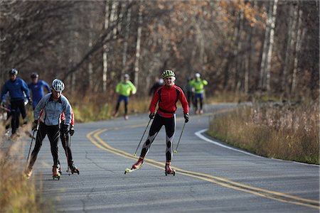simsearch:854-03646302,k - Skate skiers use the Old Seward Highway behind Potter Marsh for practice near Anchorage, Southcentral Alaska, Fall Foto de stock - Direito Controlado, Número: 854-03740172