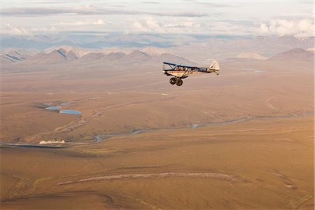simsearch:610-00256037,k - Vue aérienne d'un avion Piper Super Cub survolant la rivière Jago et la toundra de la plaine côtière de l'ANWR avec les montagnes de Romanzof en arrière-plan, l'Arctique de l'Alaska, l'été Photographie de stock - Rights-Managed, Code: 854-03740249