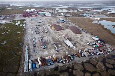 simsearch:854-03740258,k - Aerial view of staged oil drilling supplies and equipment in the Prudhoe Bay oil field, Arctic Alaska, Summer Foto de stock - Direito Controlado, Número: 854-03740259