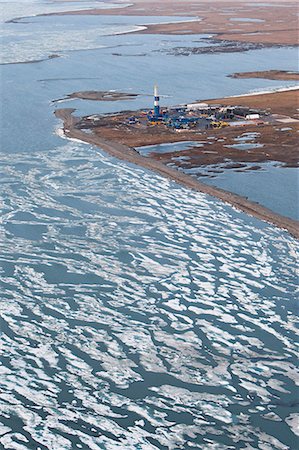 Aerial view of an oil well drilling platform on the tundra at the edge of the Beaufort Sea, Arctic Alaska, Summer Foto de stock - Con derechos protegidos, Código: 854-03740252