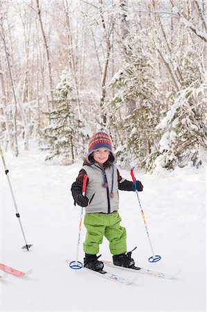 Preschool aged boy cross country skiing in Far North Bicentenial Park, Anchorage, Southcentral Alaska, Winter Foto de stock - Con derechos protegidos, Código: 854-03740266