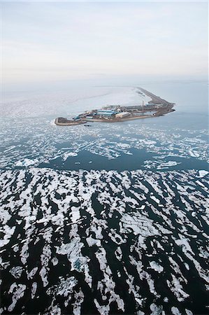 Aerial view of an oil well drilling platform on a man-made island and surrounded by broken sea ice, Prudhoe Bay, Beaufort Sea near Deadhorse, Arctic Alaska, Summer Foto de stock - Con derechos protegidos, Código: 854-03740261