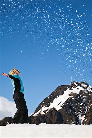 Frau warf Schnee in der Luft auf einem Schneehaufen im zeitigen Frühjahr in der Copper River Delta-Region der Chugach National Forest, South Central Alaska, Feder Stockbilder - Lizenzpflichtiges, Bildnummer: 854-03740280