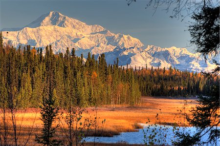 simsearch:400-07246643,k - Vue de southside mont McKinley au lever du soleil avec petit lac au premier plan, le centre-sud de l'Alaska, l'automne, image HDR Photographie de stock - Rights-Managed, Code: 854-03740311