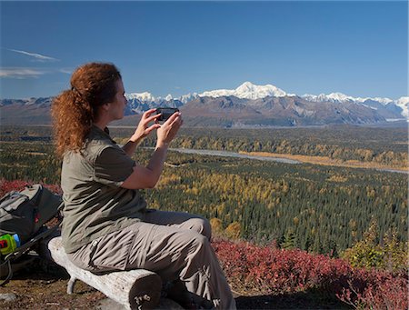 simsearch:854-03740055,k - Weibliche Wanderer fotografiert die Aussicht auf Mt. Mckinley und Alaskakette Kesugi Ridge Trail in der Nähe von Little Coal Creek Ausgangspunkt, der Denali State Park, South Central Alaska, Herbst Stockbilder - Lizenzpflichtiges, Bildnummer: 854-03844953