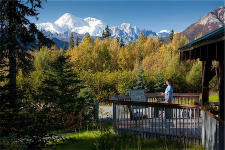 simsearch:854-03845197,k - Femme se dresse sur une terrasse avec vue sur le secteur sud du Mt. McKinley et chaîne de l'Alaska de l'aire de repos de mémorial de l'ancien combattant de l'Alaska le long de la route de George Parks, centre-sud du parc national Denali en Alaska, automne Photographie de stock - Rights-Managed, Code: 854-03844965