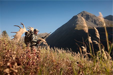 pistolet à eau - Orignal mâle chasseur s'arrête pour profiter de la vue car il randonnées hors zone de chasse avec bois d'orignal trophée sur son sac, oiseau Creek bassin versant, les montagnes Chugach, forêt nationale de Chugach, centre-sud de l'Alaska, automne Photographie de stock - Rights-Managed, Code: 854-03845064