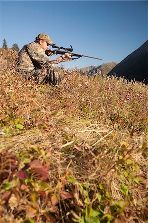 simsearch:400-04983677,k - Chasse à l'orignal mâle est situé sur une colline et vise avec un fusil, oiseau Creek bassin versant, les montagnes Chugach, forêt nationale de Chugach, centre-sud de l'Alaska, automne Photographie de stock - Rights-Managed, Code: 854-03845080