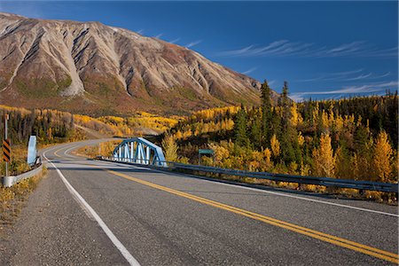 Vue panoramique d'automne le long de la route de l'Alaska à la Takhanne River Bridge, territoire du Yukon, Canada Photographie de stock - Rights-Managed, Code: 854-03845137