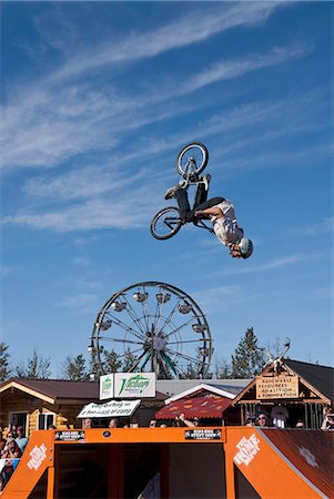 Cycliste effectuant un coup pendant le roi BMX Stunt Show sur une journée ensoleillée à la Foire de l'état de l'Alaska, Palmer, centre-sud de l'Alaska, automne Photographie de stock - Rights-Managed, Code: 854-03845179