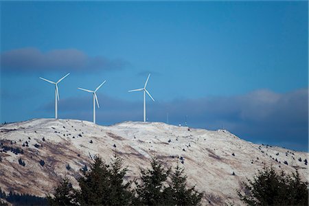 servicio público (agua, electricidad) - Pillar Mountain Wind Project wind turbines stand on Pillar Mountain on Kodiak Island, Southwest Alaska, Winter Foto de stock - Con derechos protegidos, Código: 854-03845217