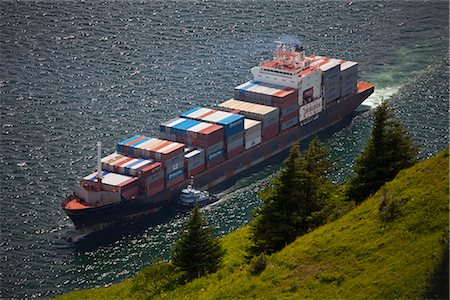 simsearch:854-03845200,k - Tug boat Kodiak roi aidant le porte-conteneurs de lignes d'Horizon dans la station d'accueil pendant un jour de grand vent à Kodiak vu du pilier Mountain, sud-ouest de l'Alaska, l'été Photographie de stock - Rights-Managed, Code: 854-03845224