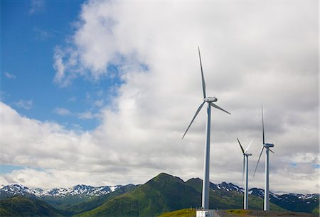servicio público (agua, electricidad) - Wind turbines on Pillar Mountain for the Pillar Mountain Wind Project, operated and owned by the Kodiak Electric Association, Kodiak Island, Southwest Alaska, Summer Foto de stock - Con derechos protegidos, Código: 854-03845235