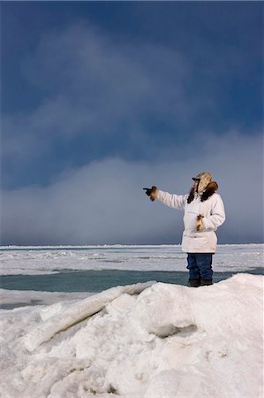 Chasseur de Inupiaq Eskimo mâle debout sur une crête de pression de glace tout en portant une parka traditionnelle des Esquimaux (Atigi) et seal skin hat, mer des Tchouktches près de Barrow, Alaska arctique, été Photographie de stock - Rights-Managed, Code: 854-03845447