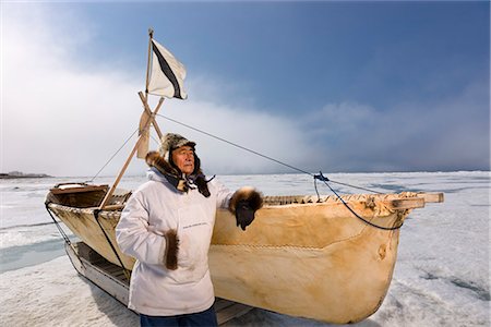 simsearch:6118-07731872,k - Mâle chasseur Inupiaq Eskimo, debout à côté d'un Inupiaq Umiaq fait de peau de phoque barbu (Ugruk) tout en portant une parka traditionnelle des Esquimaux (Atigi) et seal skin hat, mer des Tchouktches près de Barrow, Alaska arctique, été Photographie de stock - Rights-Managed, Code: 854-03845441