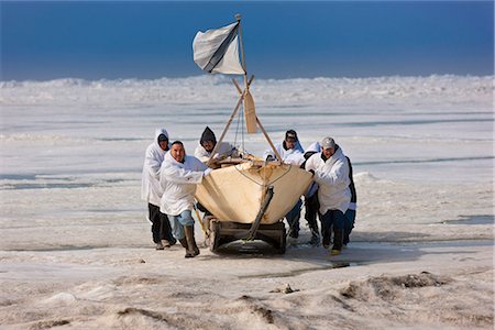 simsearch:854-03740258,k - Équipage de chasse à la baleine pousse leur Umiaq la glace de mer de Chuchki à la fin de la saison de la chasse printanière à Barrow, Alaska arctique, été Photographie de stock - Rights-Managed, Code: 854-03845485