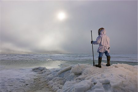 Mâle chasseur Inupiaq Eskimo portant son parka Eskimo (Atigi) et transportant une marche collent tout en surplombant la mer des Tchouktches, Barrow, l'Alaska arctique, été Photographie de stock - Rights-Managed, Code: 854-03845519