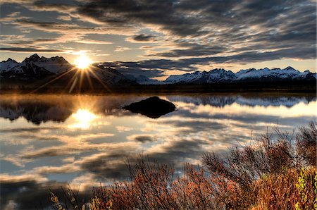 Lever du soleil sur les montagnes Chugach avec un étang et beaver lodge à l'avant-plan, route de la rivière Copper, forêt nationale de Chugach, centre-sud de l'Alaska, printemps, HDR Photographie de stock - Rights-Managed, Code: 854-03846097