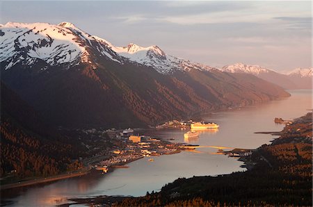 Aerial view of downtown Juneau and harbor at sunset with two cruise ships in port, Southeast Alaska, Summer Foto de stock - Con derechos protegidos, Código: 854-03846122