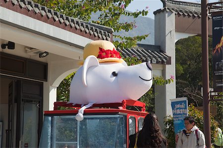 simsearch:855-02989079,k - A mascot displayed in front of a shop at Ngon Ping 360, Lantau Island, Hong Kong Foto de stock - Direito Controlado, Número: 855-05984026