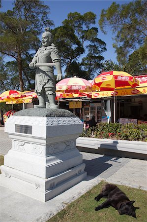 simsearch:855-05984035,k - Une statue affichée sur l'approche au monastère de Po Lin avec un chien se trouvent endormi à côté de l'île de Lantau, Hong Kong Photographie de stock - Rights-Managed, Code: 855-05984034