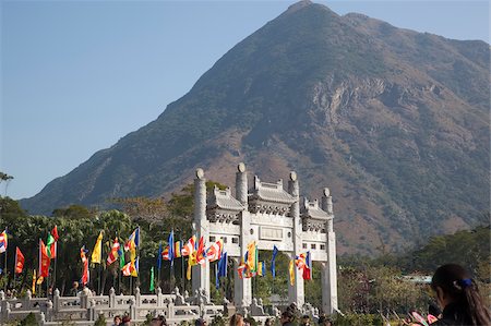 simsearch:855-05984035,k - Passerelle et le Temple de la terre sur l'approche au monastère de Po Lin, Lantau Island, Hong Kong Photographie de stock - Rights-Managed, Code: 855-05984041