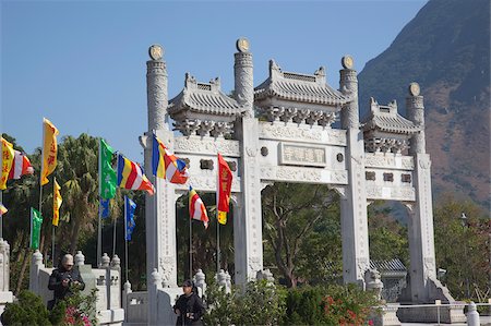 simsearch:855-05984035,k - Passerelle et le Temple de la terre sur l'approche au monastère de Po Lin, Lantau Island, Hong Kong Photographie de stock - Rights-Managed, Code: 855-05984042