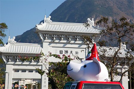 simsearch:855-05984035,k - Passerelle sur l'approche au monastère de Po Lin sur Ngon Ping, l'île de Lantau, Hong Kong Photographie de stock - Rights-Managed, Code: 855-05984074