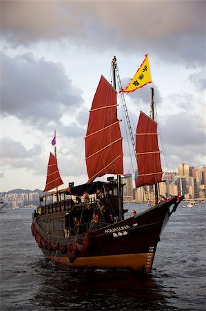 Chinese junk touring at Victoria Harbour, Hong Kong Foto de stock - Direito Controlado, Número: 855-05984411