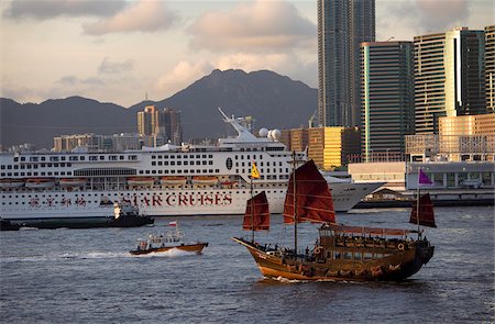 Chinese junk touring at Victoria Harbour, Hong Kong Foto de stock - Con derechos protegidos, Código: 855-05984424