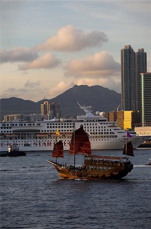 Chinese junk touring at Victoria Harbour, Hong Kong Foto de stock - Direito Controlado, Número: 855-05984425