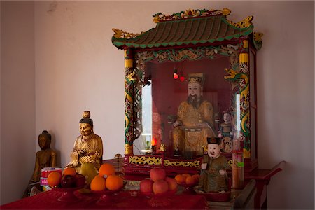 Sanctuaire d'un Dieu taoïste à Tsing Shan Temple, New Territories, Hong Kong Photographie de stock - Rights-Managed, Code: 855-05984487