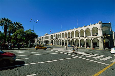 plaza de armas - Bureaux municipaux à colonnades sur la Plaza de Armas Arequipa, Pérou Photographie de stock - Rights-Managed, Code: 855-05980819