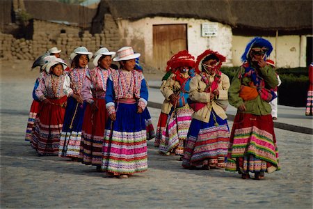 Lokale Tänzer außerhalb der Kirche in dem kleinen Dorf Yanque, Colca Canyon, Peru Stockbilder - Lizenzpflichtiges, Bildnummer: 855-05980842