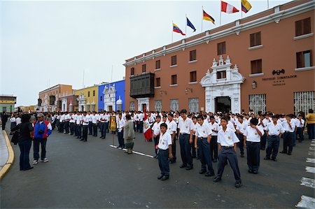 A weekly parade and flag-raising ceremony held in Plaza de Armas in Trujillo, Peru Foto de stock - Con derechos protegidos, Código: 855-05980896