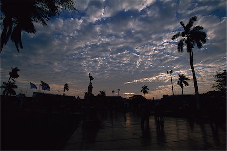 A evening scene in the Plaza de Armas in Trujillo, Peru Fotografie stock - Rights-Managed, Codice: 855-05980899