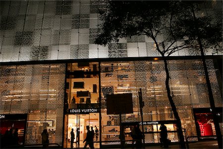 shop in central hong kong - Luxury brand shop at Pedder Street, Central, Hong Kong Stock Photo - Rights-Managed, Code: 855-05980960
