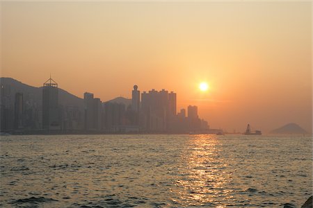 simsearch:855-03024721,k - Sunset over Victoria Harbour from West Kowloon, Hong Kong Fotografie stock - Rights-Managed, Codice: 855-05980987